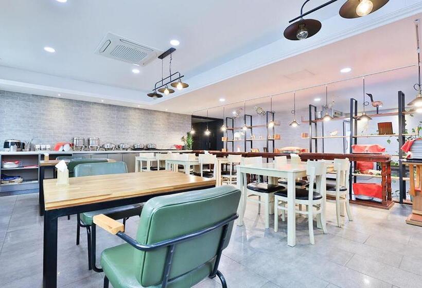 בית מלון כפרי The First