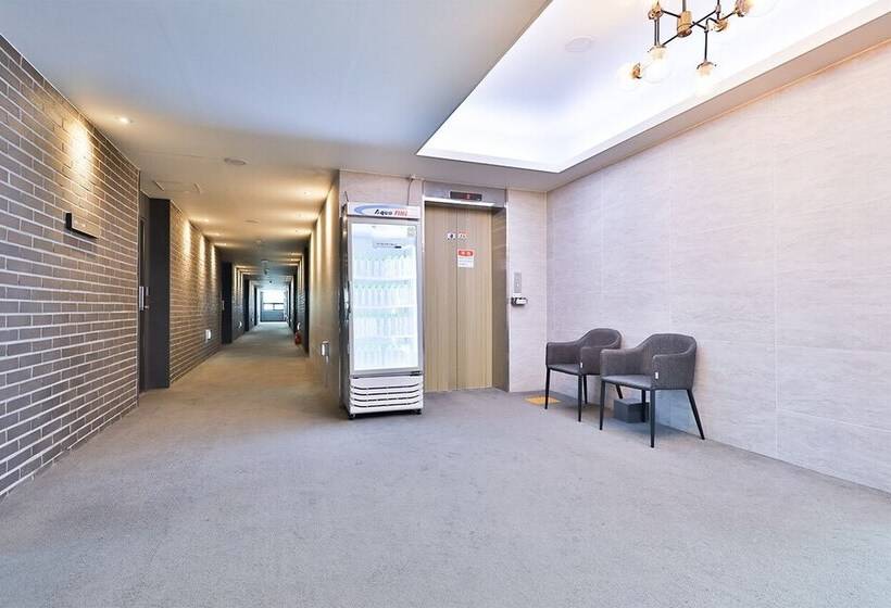 בית מלון כפרי The First