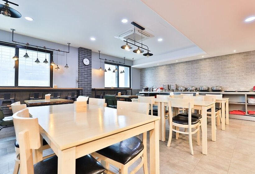 בית מלון כפרי The First