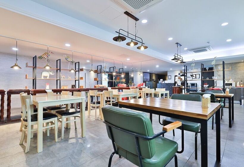 בית מלון כפרי The First