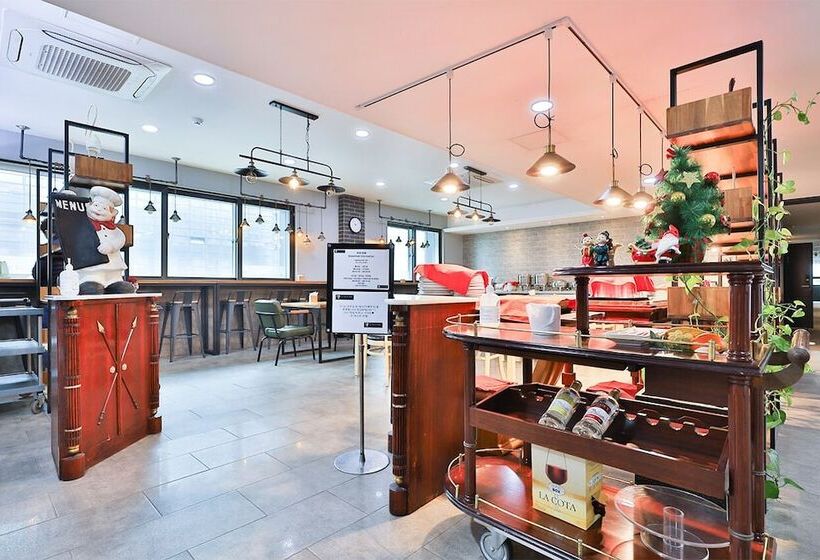 בית מלון כפרי The First