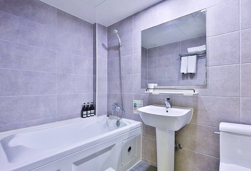 בית מלון כפרי The First