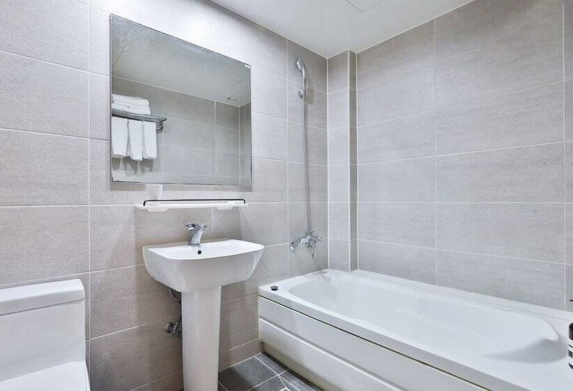 בית מלון כפרי The First