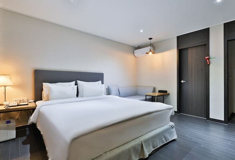 בית מלון כפרי The First