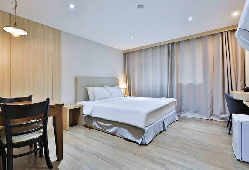 בית מלון כפרי The First