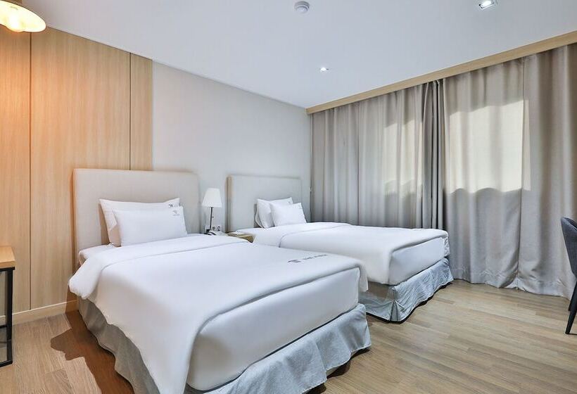 בית מלון כפרי The First