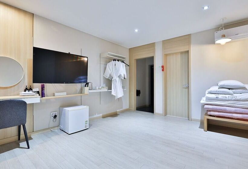 בית מלון כפרי The First