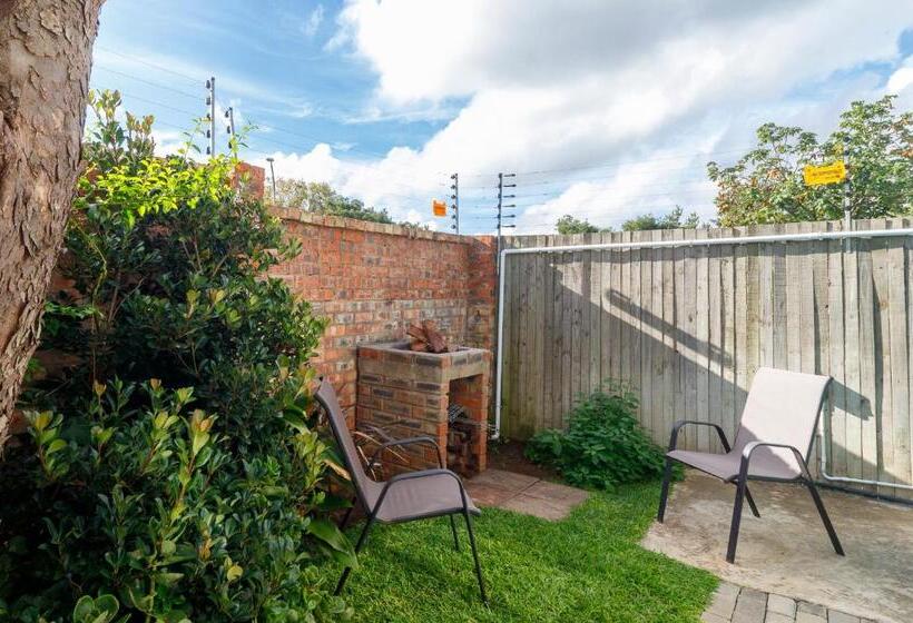 پانسیون Fiddlewood Fields Guest House