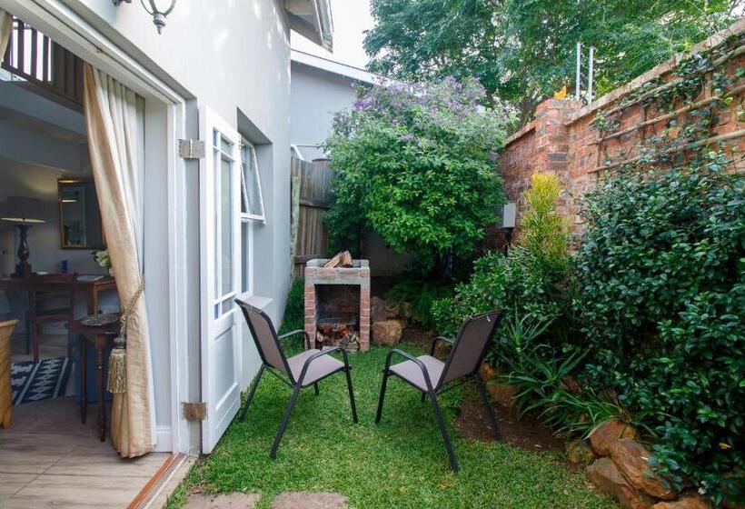 پانسیون Fiddlewood Fields Guest House