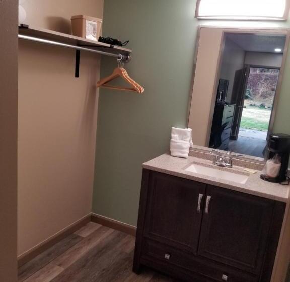 汽车旅馆  Blue Sky Inn  Veteran Owned, New Breakfast Area, Rennovated Rooms, 5 Plus Acres For You And Your Pet