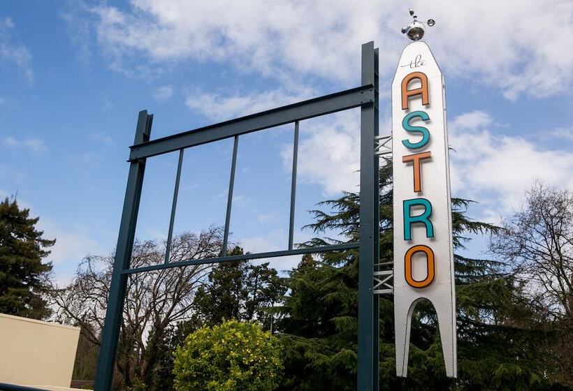 فندق على الطريق The Astro