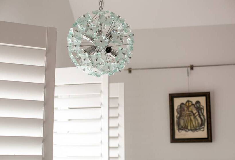 فندق على الطريق The Astro