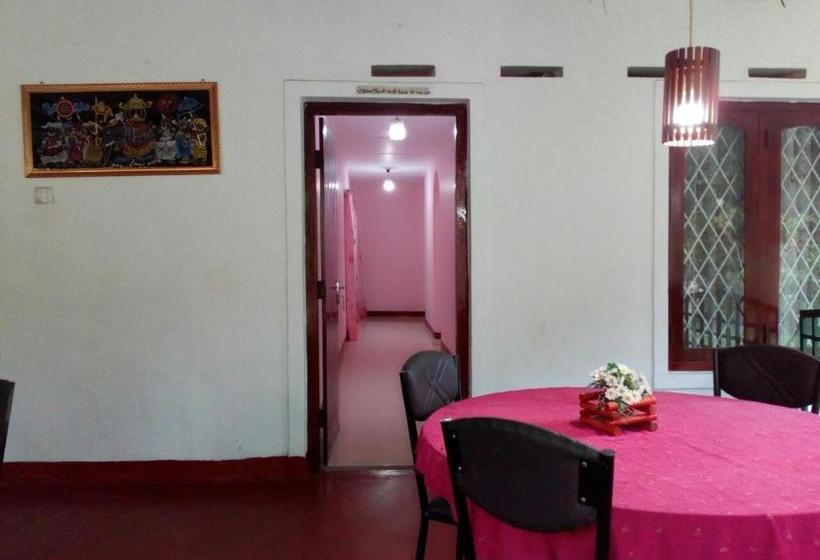 بنسيون Lizzie Villa Guest House