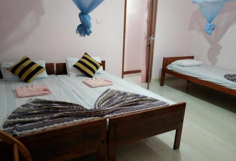 بنسيون Lizzie Villa Guest House