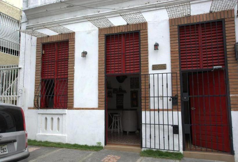 پانسیون La Puerta Roja Guest House
