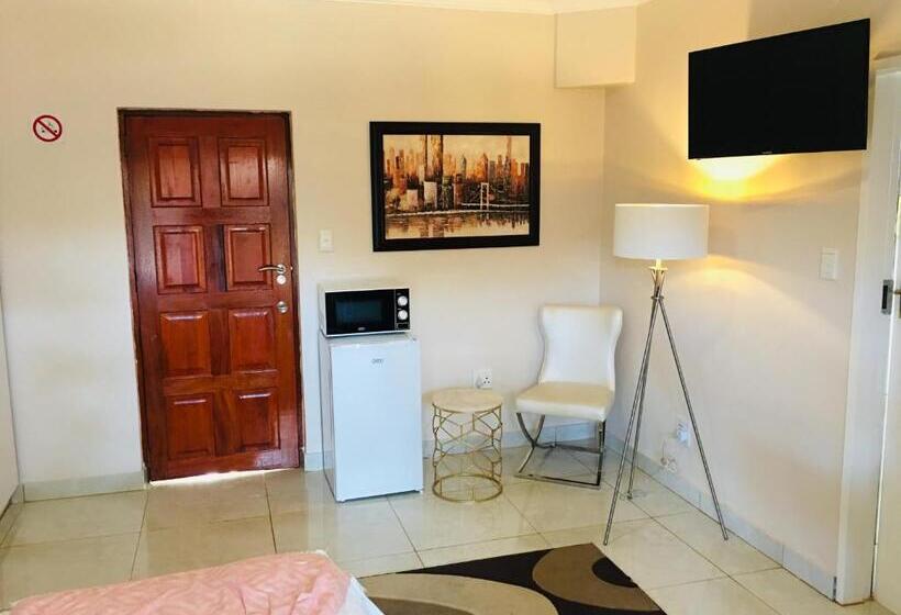 Пансион Riverton Manor