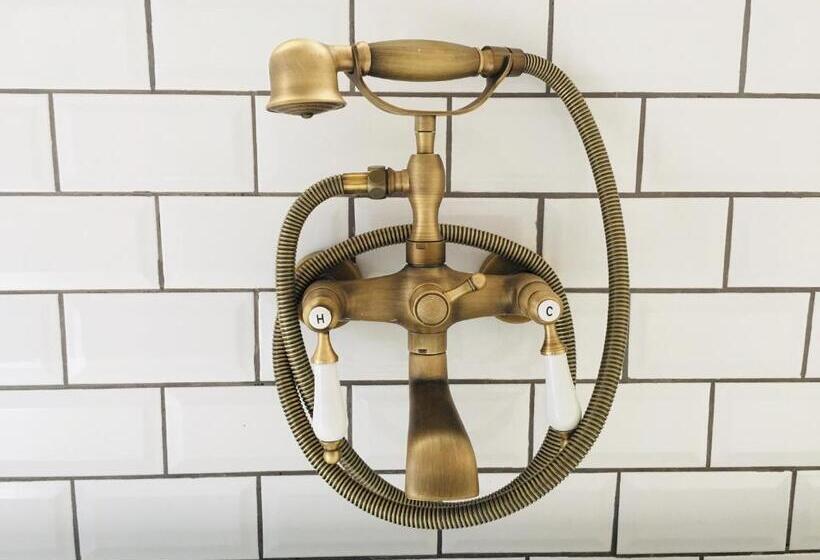 Пансион Riverton Manor