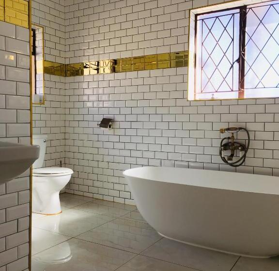 Пансион Riverton Manor