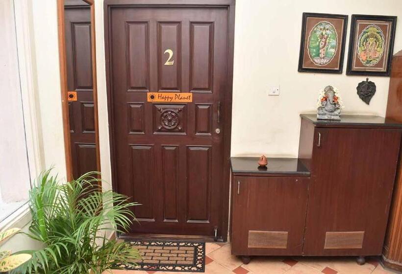 تختخواب و صبحانه Happy Planet