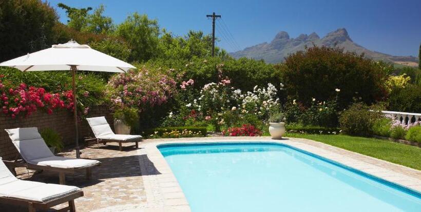 پانسیون Acara Guesthouse & Cottages