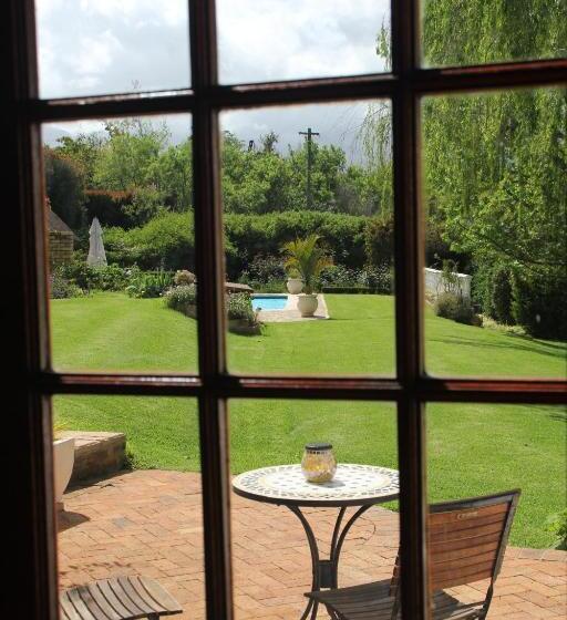 پانسیون Acara Guesthouse & Cottages