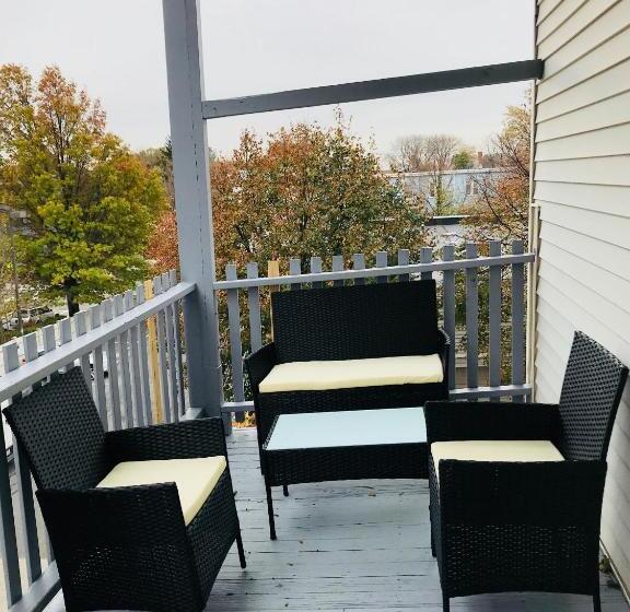 تختخواب و صبحانه Boston Lodge And Suites