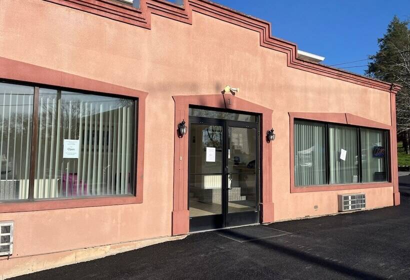 Мотель The Hamlet Inn At Warwick