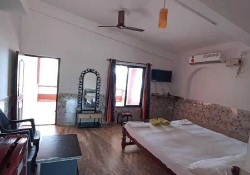 Pensió Leon Hide Out Guest House