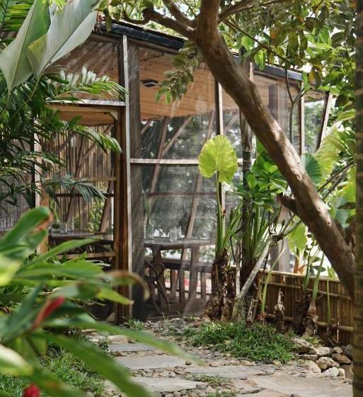 استراحتگاه Frangipani El Nido