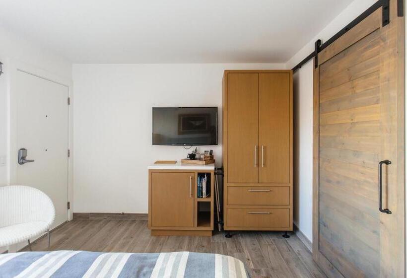 فندق على الطريق Surfhouse