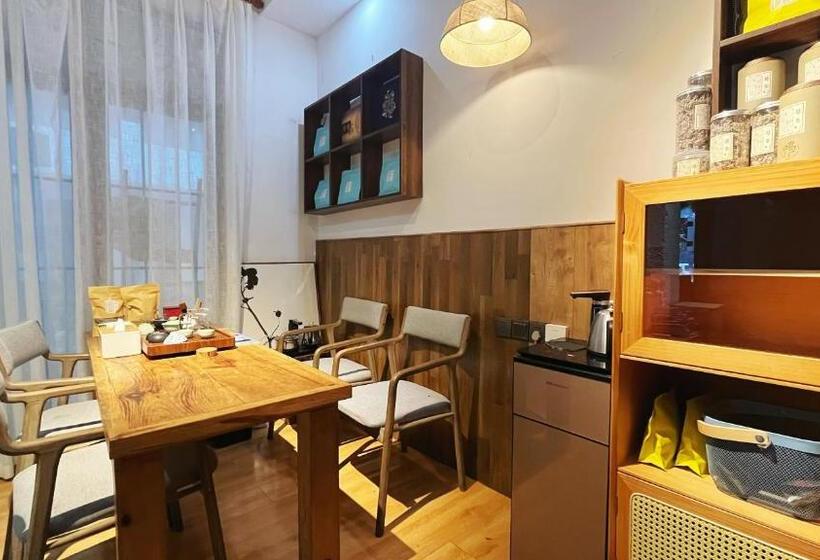 Pensionat Wally House青山惠风民宿