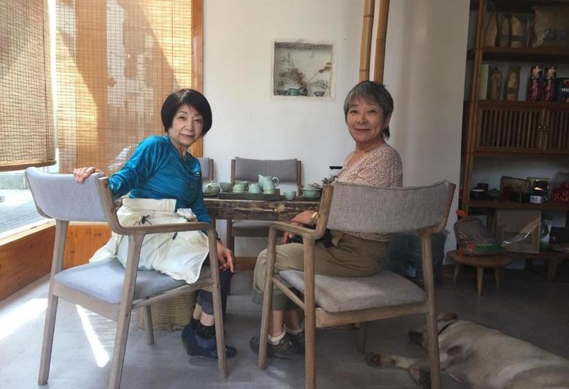 Pensionat Wally House青山惠风民宿