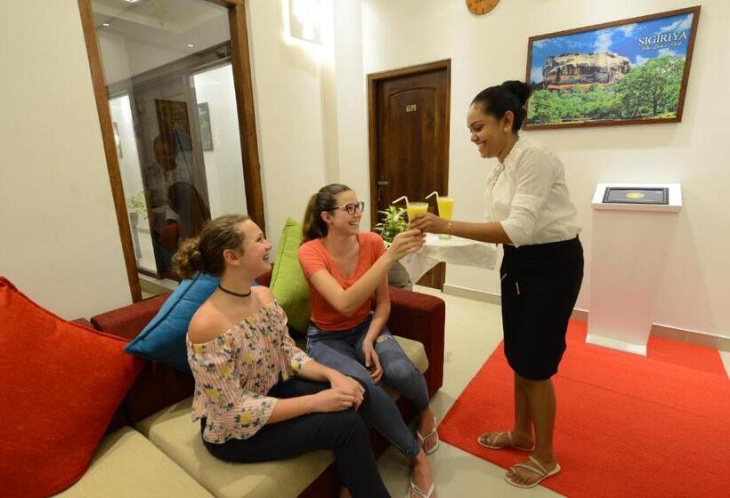 Пансион Diva Villa Airport Transit