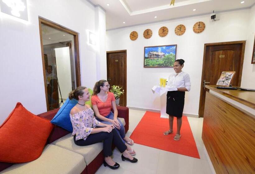 Пансион Diva Villa Airport Transit