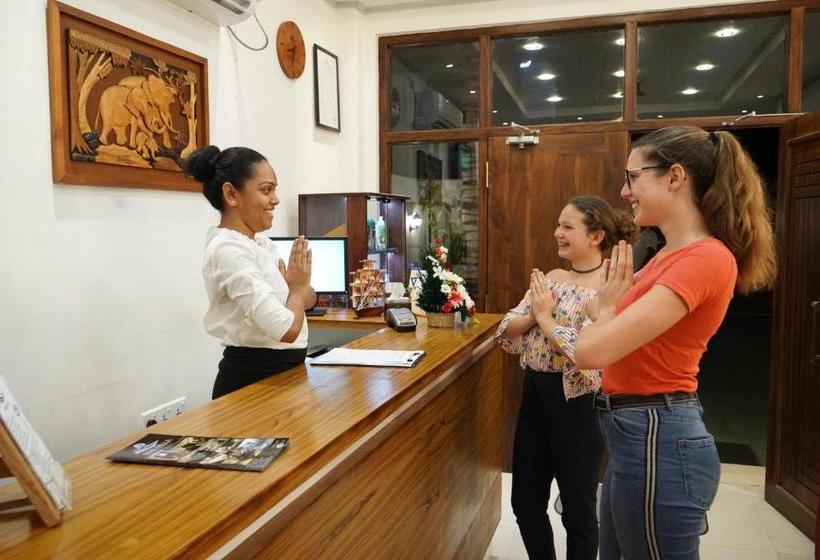 Пансион Diva Villa Airport Transit