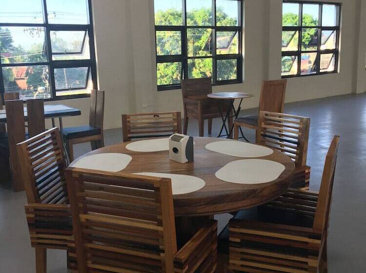 הוסטל Mahogany Tourist Inn