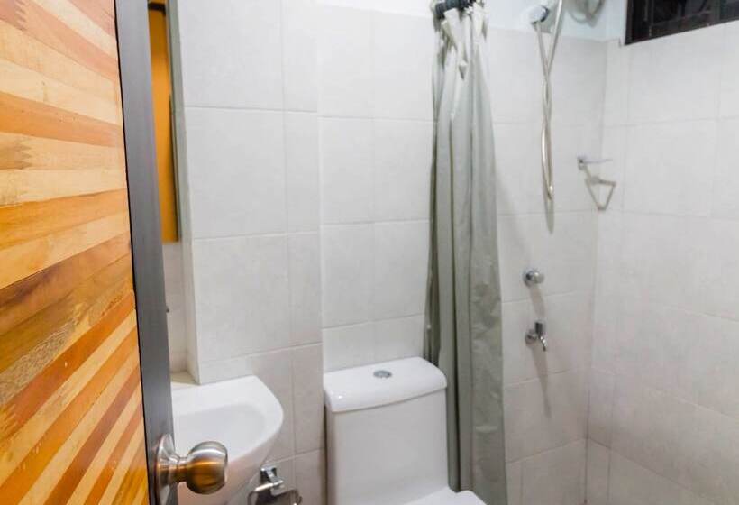 הוסטל Mahogany Tourist Inn