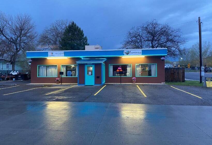 모텔 Two Rivers Inn