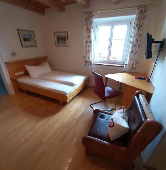 ペンション Attersee Gartenvilla