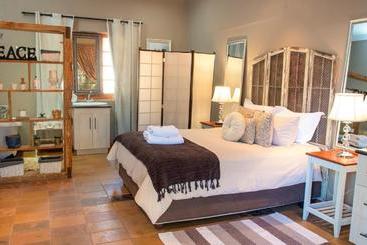پانسیون Four Seasons Guesthouses