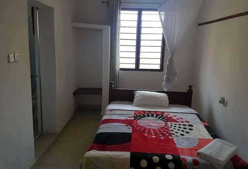 Pensió Golden Guest House  Miritini