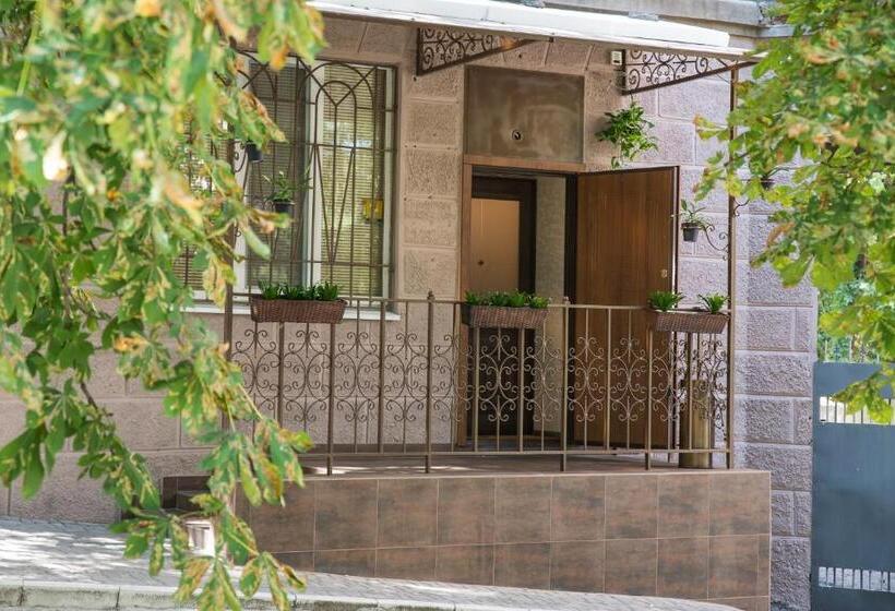 هاستل L.o.y Family