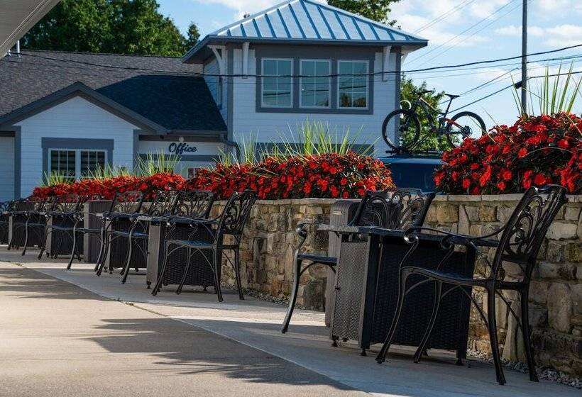 فندق صغير Sister Bay Inn