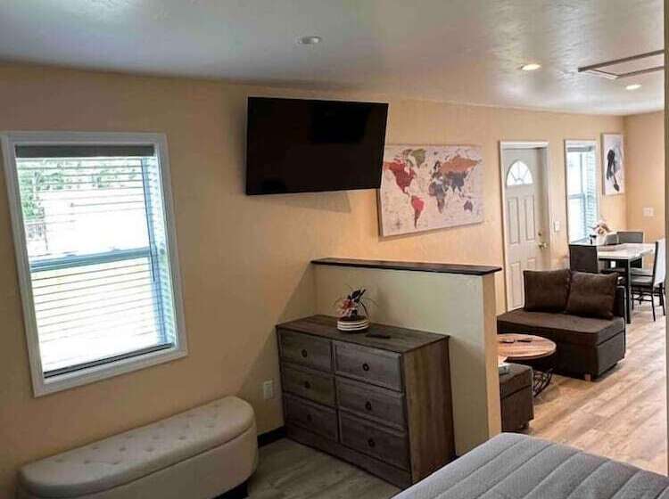 فندق صغير Sister Bay Inn