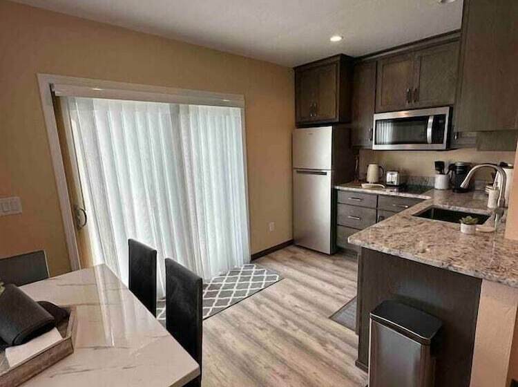 فندق صغير Sister Bay Inn