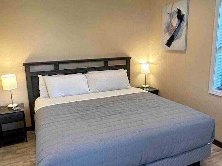 فندق صغير Sister Bay Inn