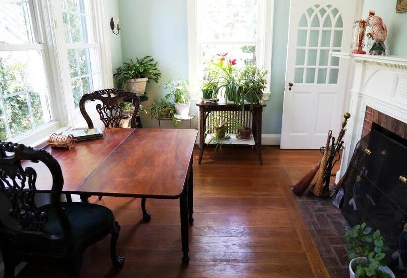 مبيت وإفطار Chilton House Suites