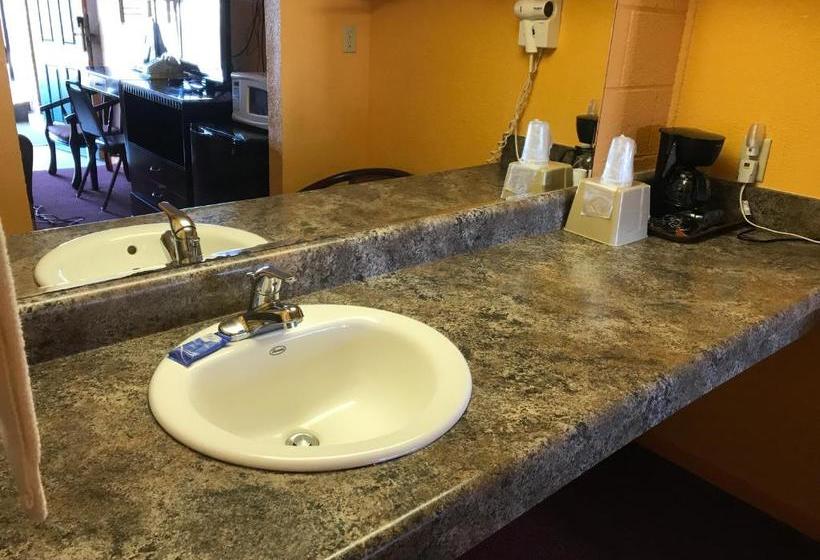 فندق على الطريق Pratt Budget Inn