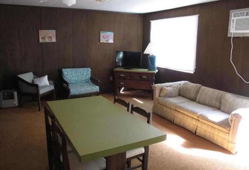 پانسیون Little Ted's Cottages