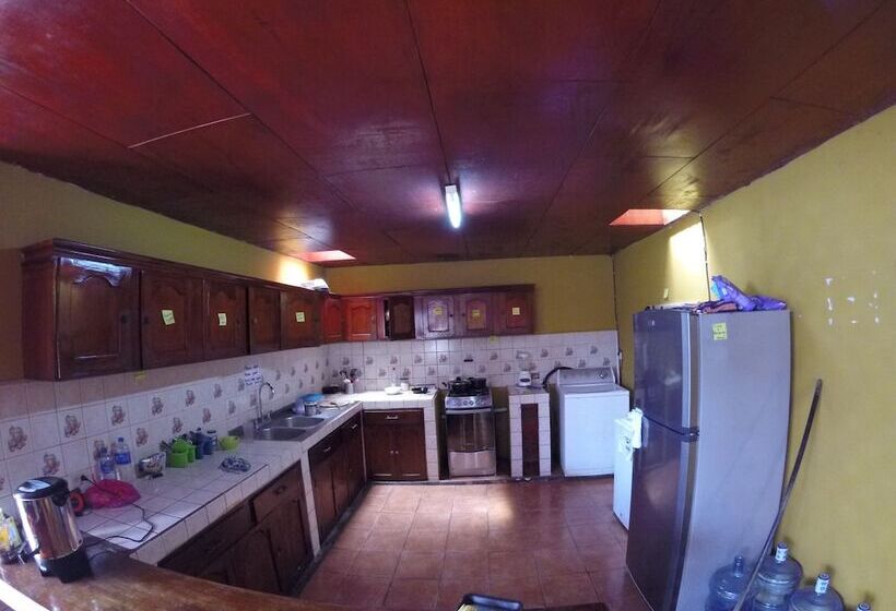 بنسيون Mangos Hostel